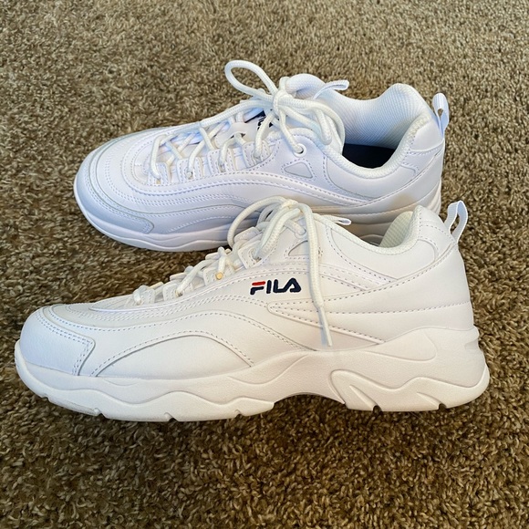 white chunky tennis shoes